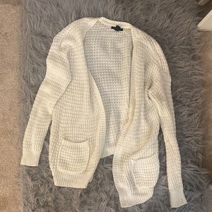 Crème white Forever 21 sweater, worn a few times. No stains!